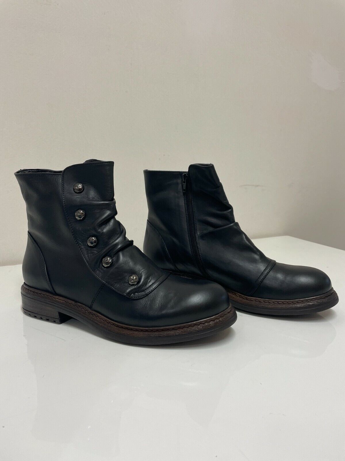 Saldi del 50% Xenon, stivaletto nero con bottoni, in vera pelle numero 35 e 41 - TULYSTORE.COM