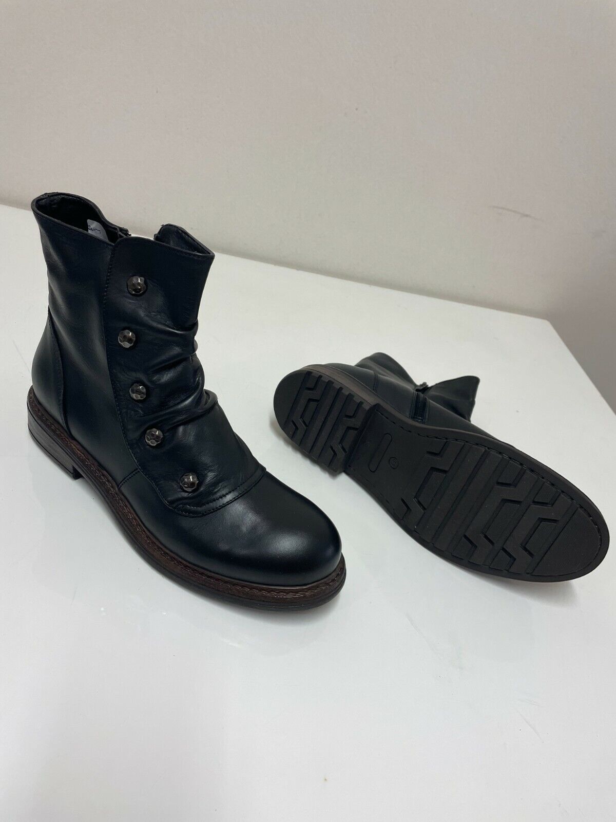 Saldi del 50% Xenon, stivaletto nero con bottoni, in vera pelle numero 35 e 41 - TULYSTORE.COM