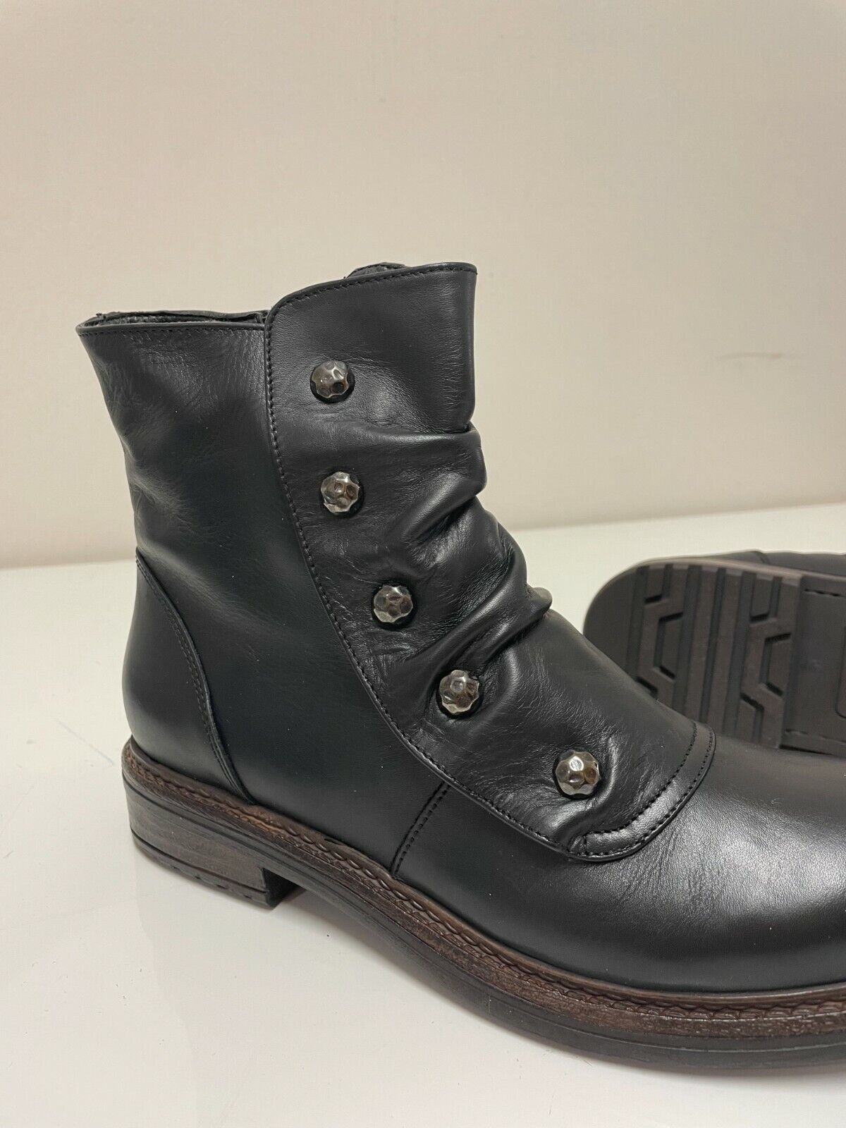 Saldi del 50% Xenon, stivaletto nero con bottoni, in vera pelle numero 35 e 41 - TULYSTORE.COM