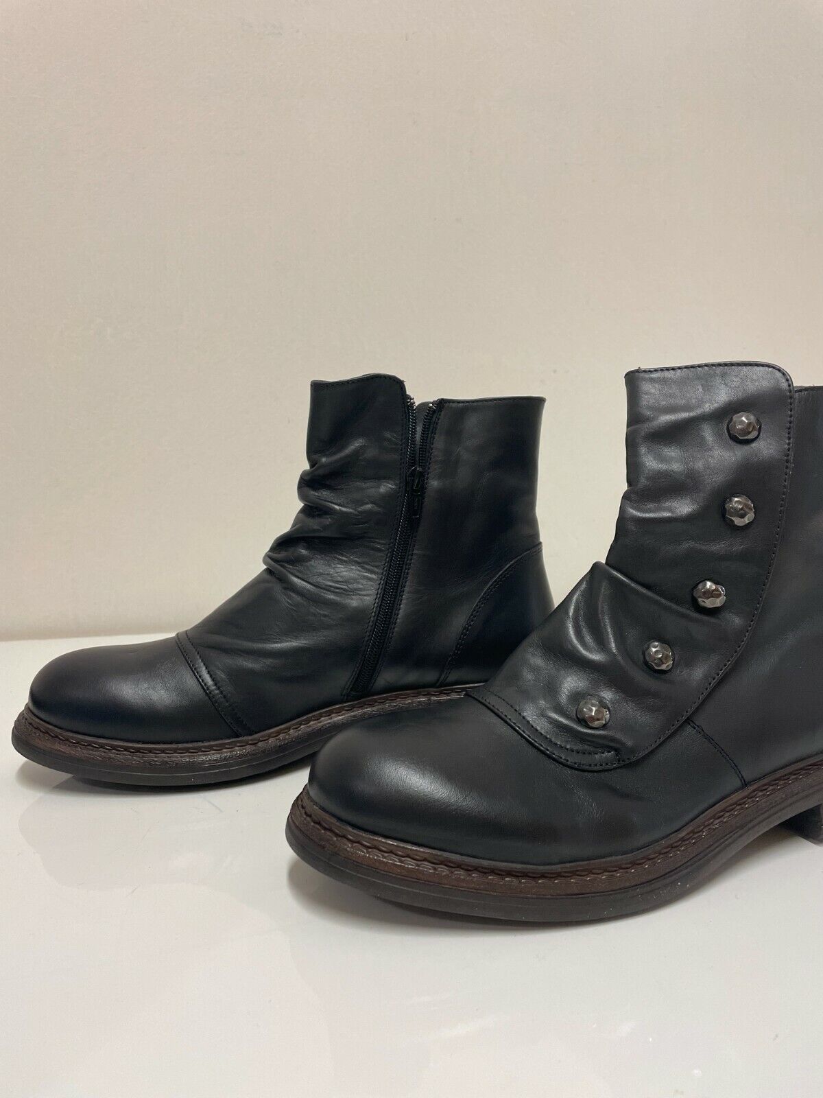 Saldi del 50% Xenon, stivaletto nero con bottoni, in vera pelle numero 35 e 41 - TULYSTORE.COM