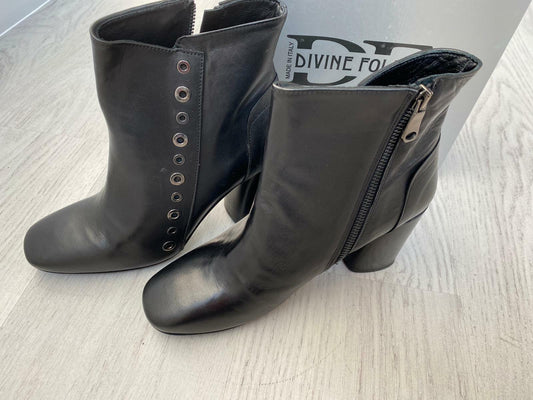 Saldi 50% DIVINE FOLLIE, STIVALETTO BASSO CON TACCO E CERNIERA LATERALE - TULYSTORE.COM